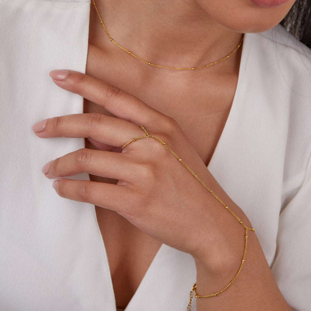 シックなハンドチェーンブレスレット